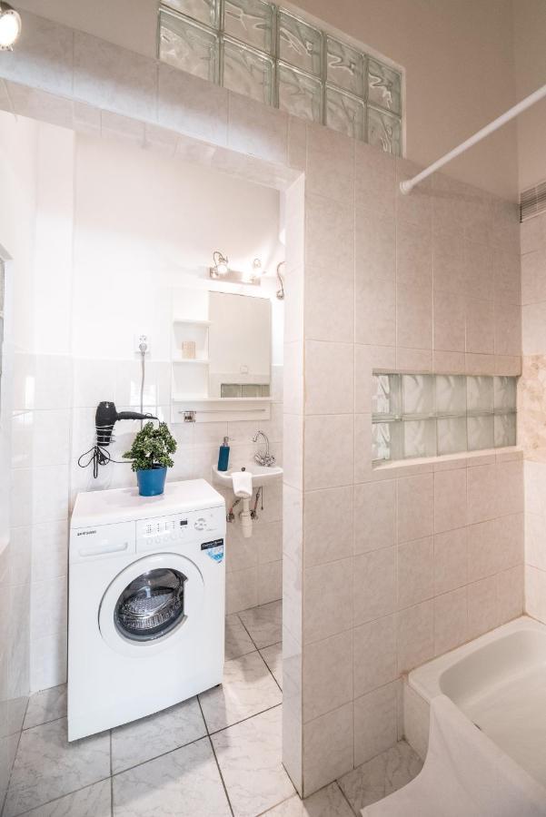 Central Quiet Studio B&B, airport connection Budapest Extérieur photo