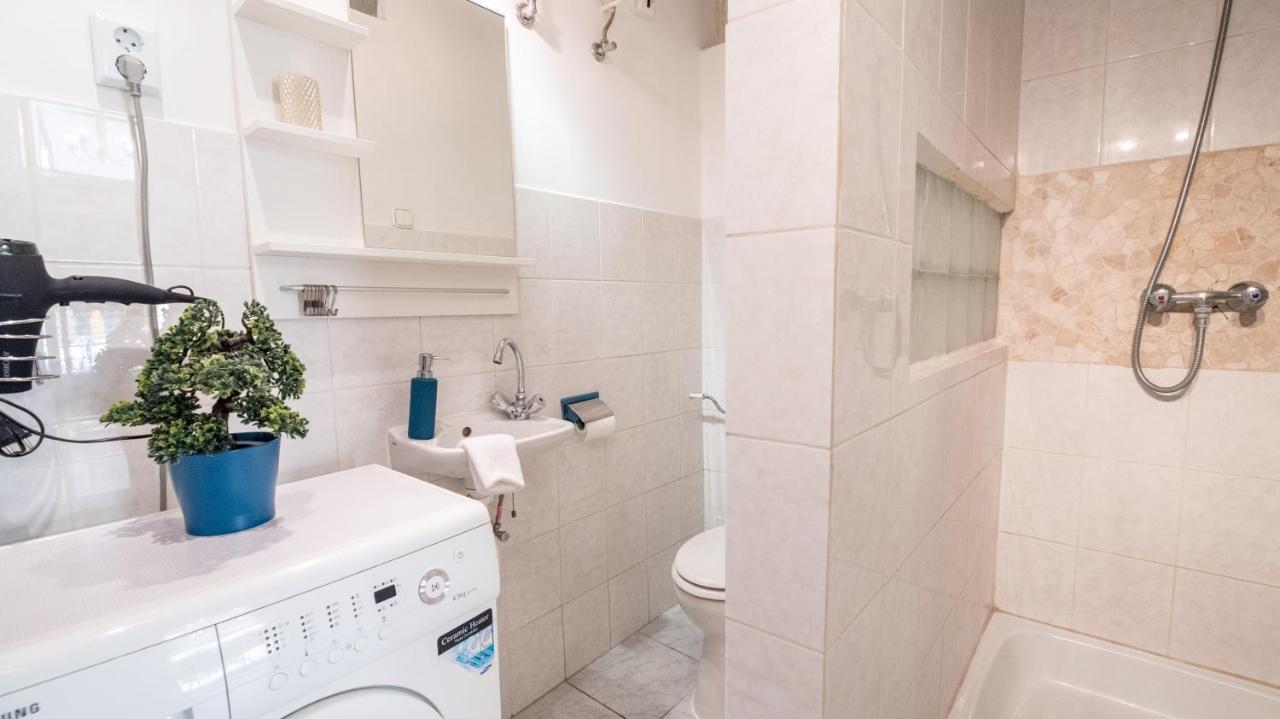 Central Quiet Studio B&B, airport connection Budapest Extérieur photo